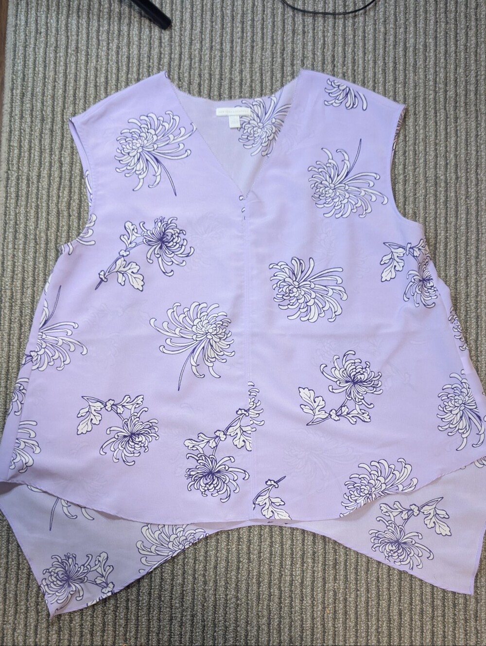 New York & Company Lavender Floral V-Neck Sleeveless Blouse